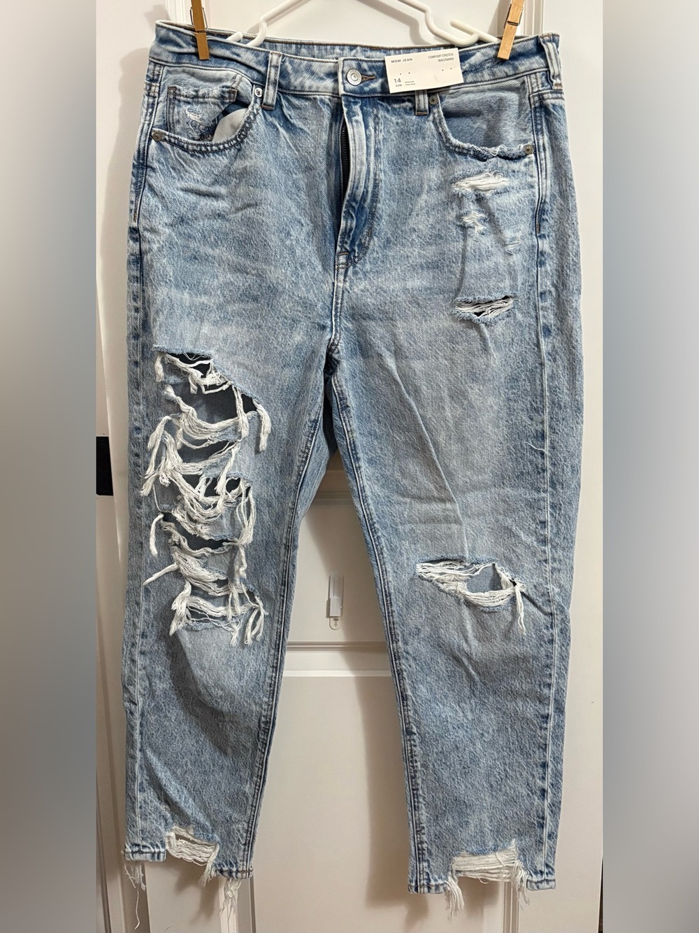 light Wash American Eagle Ripped Jeans Mom Jean